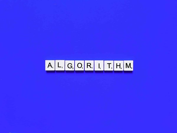 Quelle est l'efficacité des algorithmes de tri dans l'optimisation des requêtes de base de données?