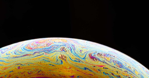 Quelle méthode pour réduire les interférences électromagnétiques dans un environnement informatique dense?