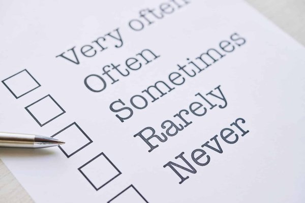 Quelle est la fréquence de mise à jour conseillée pour le matériel d'un réseau de serveurs?